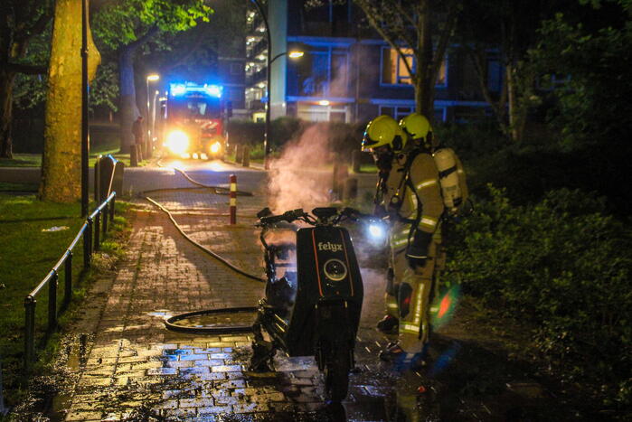 Felyx deelscooter uitgebrand op fietspad
