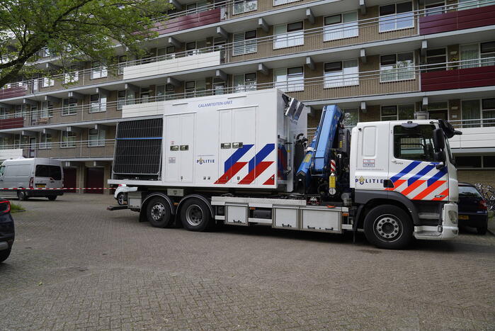 Politie doet groots onderzoek bij flatgebouw