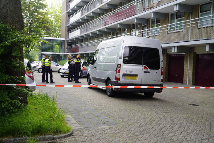 Politie doet groots onderzoek bij flatgebouw