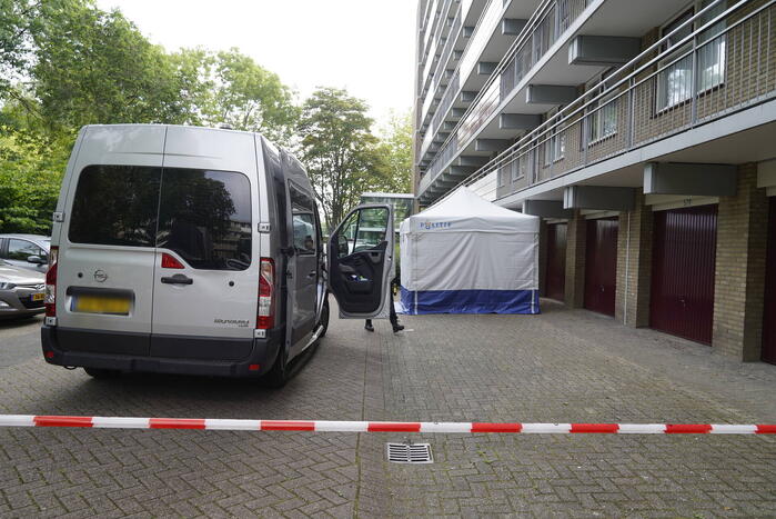 Politie doet groots onderzoek bij flatgebouw