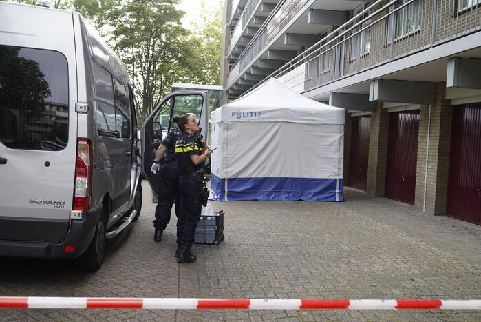 Politie doet groots onderzoek bij flatgebouw