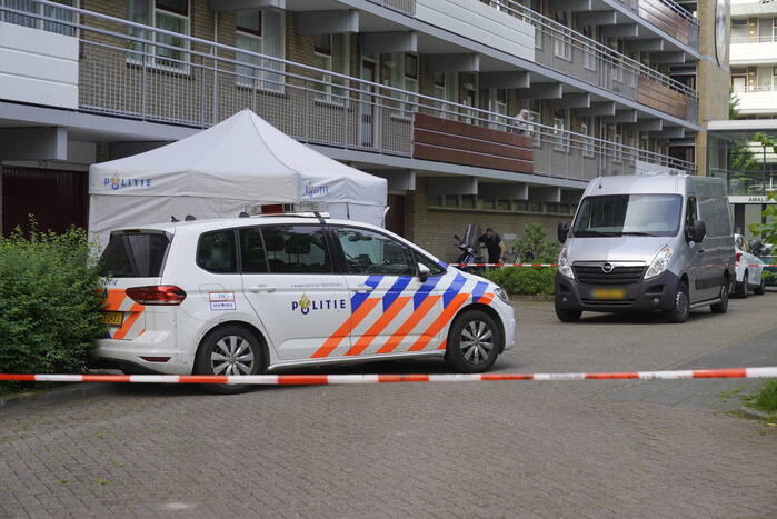 Politie doet groots onderzoek bij flatgebouw