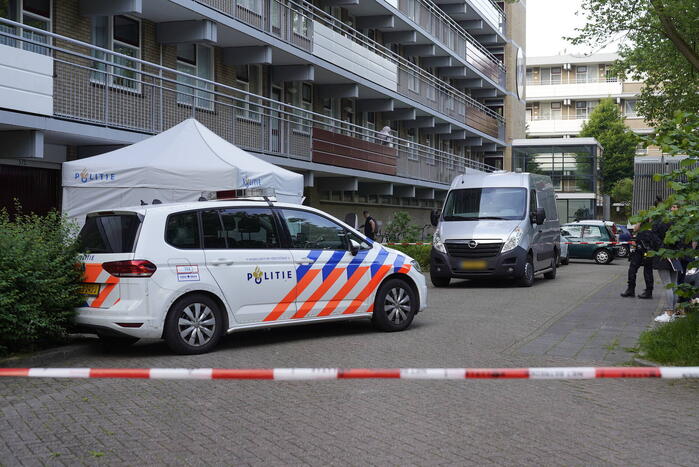 Politie doet groots onderzoek bij flatgebouw
