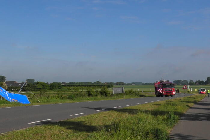 Automobilist knalt op bewegwijzeringsbord en raakt gewond