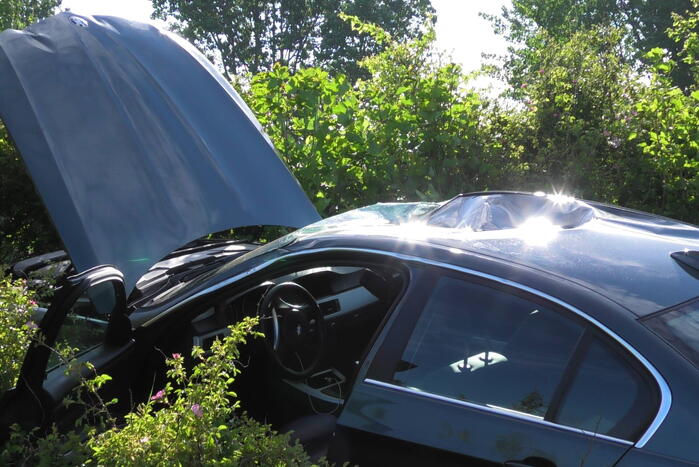 Automobilist knalt op bewegwijzeringsbord en raakt gewond