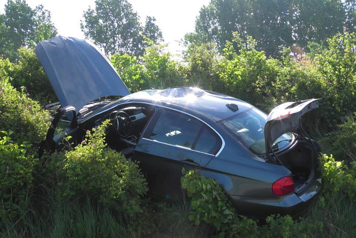 Automobilist knalt op bewegwijzeringsbord en raakt gewond