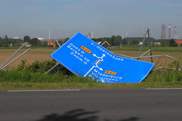 Automobilist knalt op bewegwijzeringsbord en raakt gewond