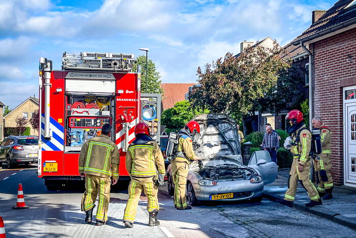 Mazda cabrio vliegt in brand tijdens het rijden