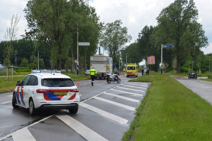 Brommerrijder gewond bij botsing met bestelbus