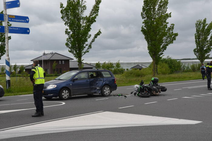 Motorrijder knalt in flank van auto
