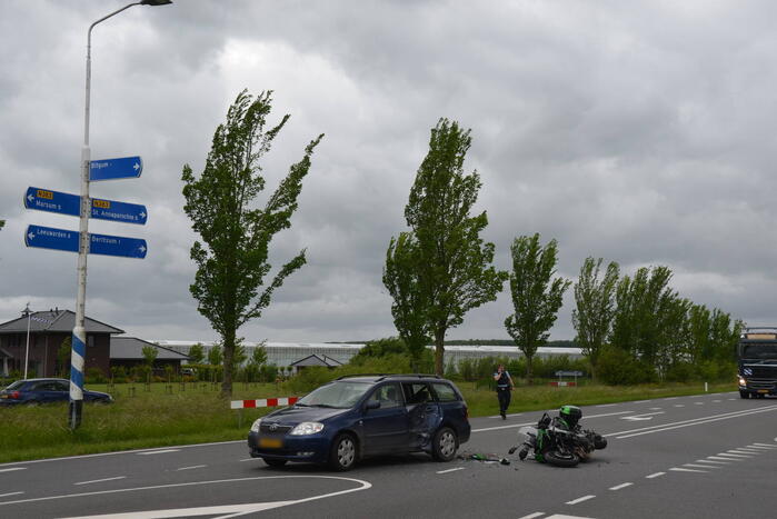 Motorrijder knalt in flank van auto