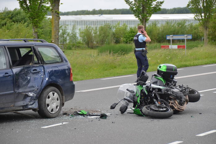 Motorrijder knalt in flank van auto