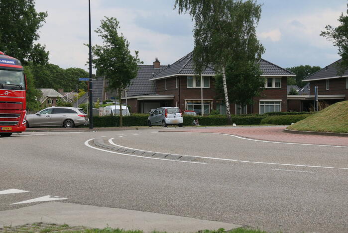 Auto zit vast op betonblok na verlaten van rotonde