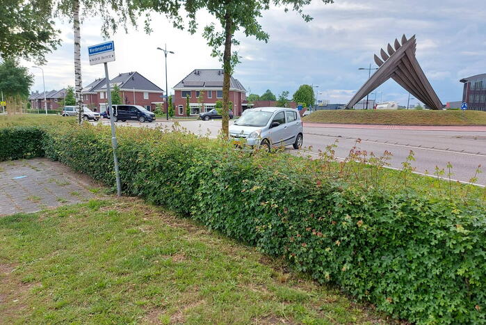 Auto zit vast op betonblok na verlaten van rotonde