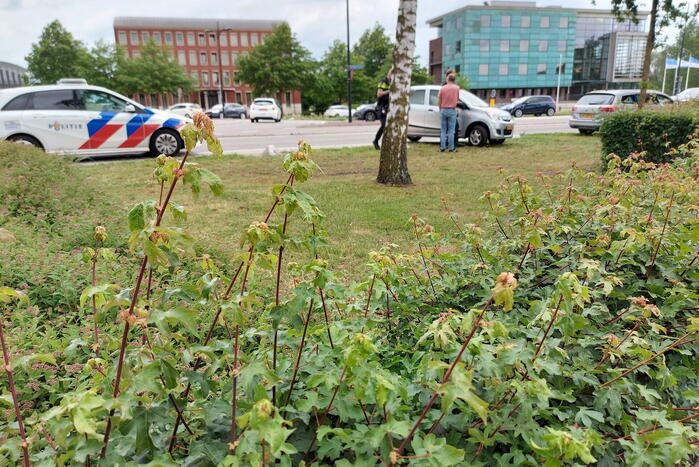 Auto zit vast op betonblok na verlaten van rotonde