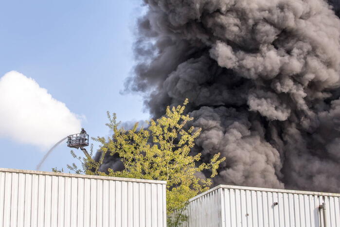 Enorme rookontwikkeling bij brand in garagebedrijf