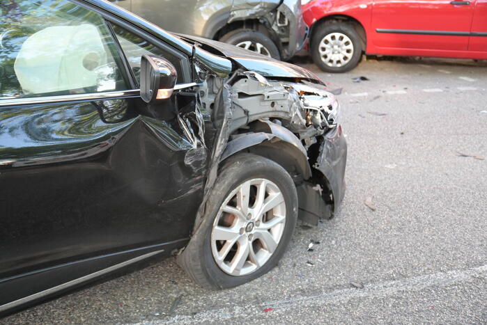 Automobilist botst op geparkeerde auto