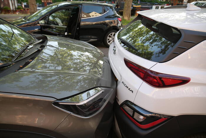 Automobilist botst op geparkeerde auto