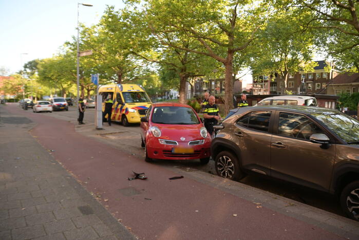 Automobilist botst op geparkeerde auto