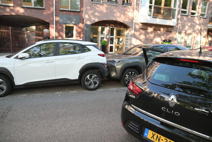 Automobilist botst op geparkeerde auto