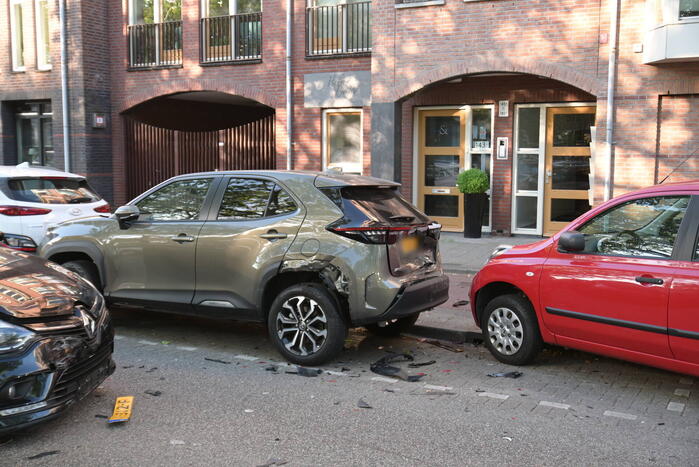 Automobilist botst op geparkeerde auto