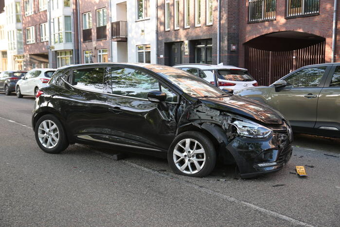 Automobilist botst op geparkeerde auto