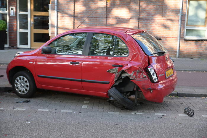 Automobilist botst op geparkeerde auto