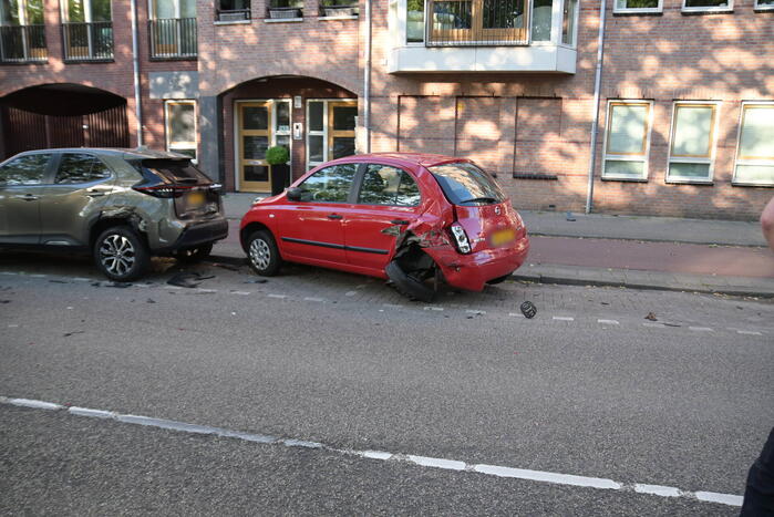 Automobilist botst op geparkeerde auto