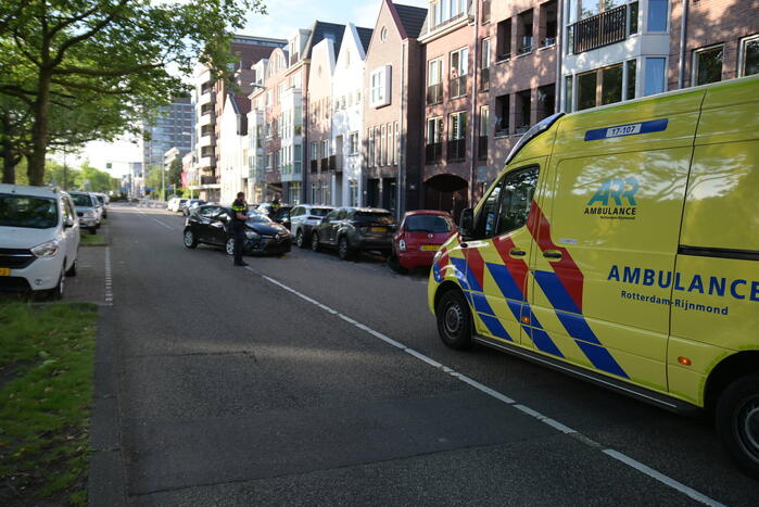 Automobilist botst op geparkeerde auto