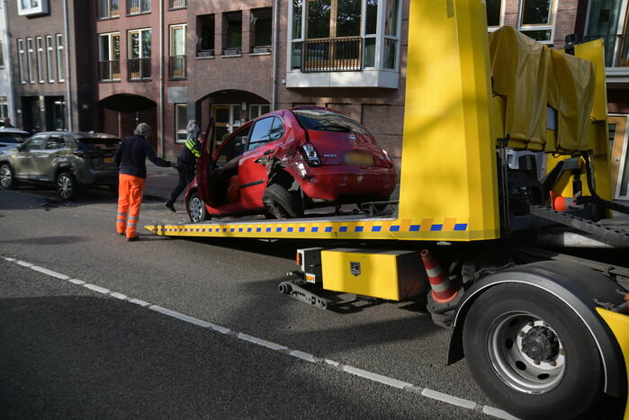 Automobilist botst op geparkeerde auto