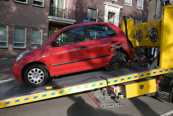 Automobilist botst op geparkeerde auto