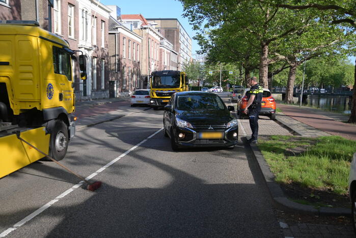 Automobilist botst op geparkeerde auto