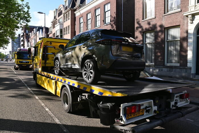 Automobilist botst op geparkeerde auto