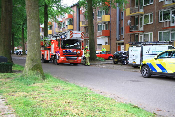 Overleden persoon uit de woning gehaald