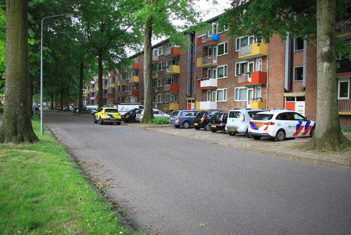 Overleden persoon uit de woning gehaald