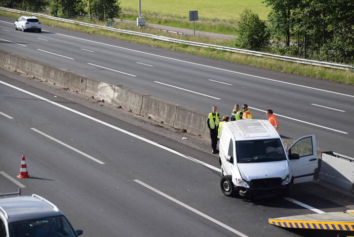 Bestuurder crasht met bestelbus tegen vangrail