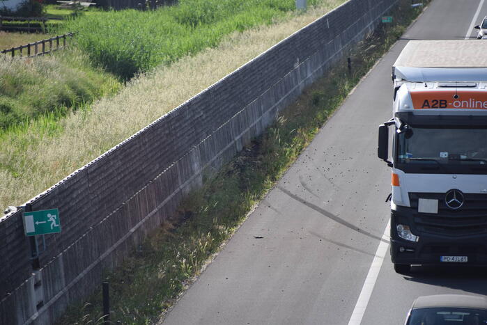 Bestuurder crasht met bestelbus tegen vangrail