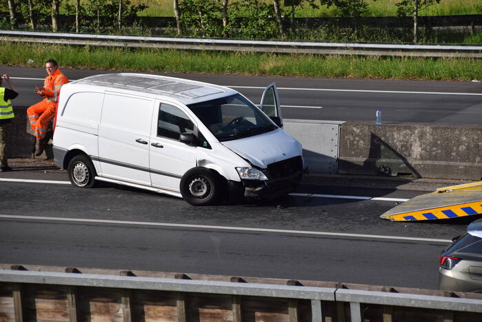Bestuurder crasht met bestelbus tegen vangrail