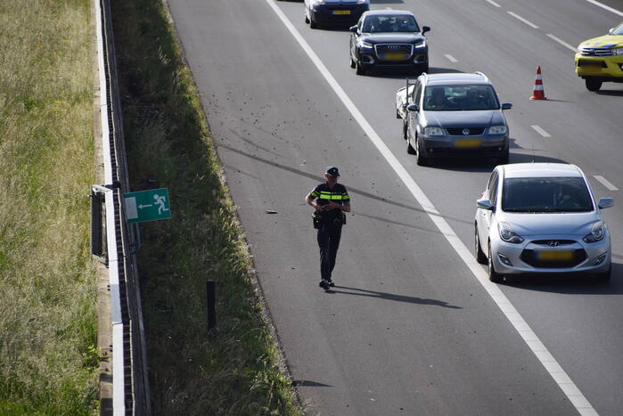 Bestuurder crasht met bestelbus tegen vangrail