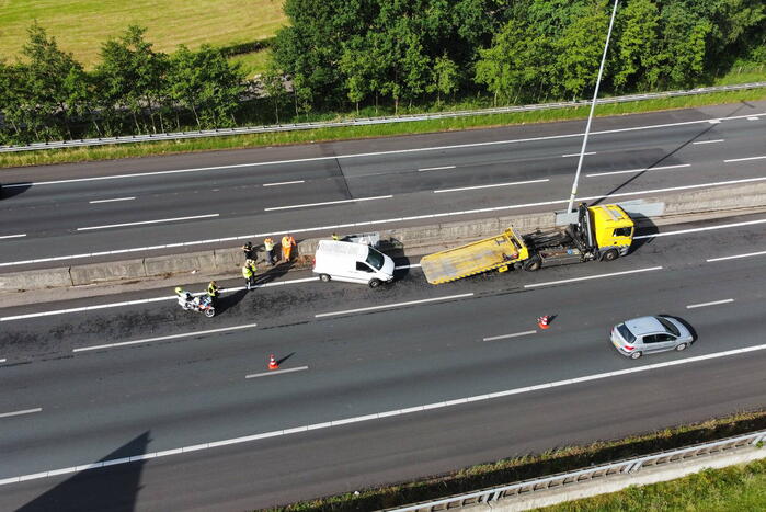 Bestuurder crasht met bestelbus tegen vangrail