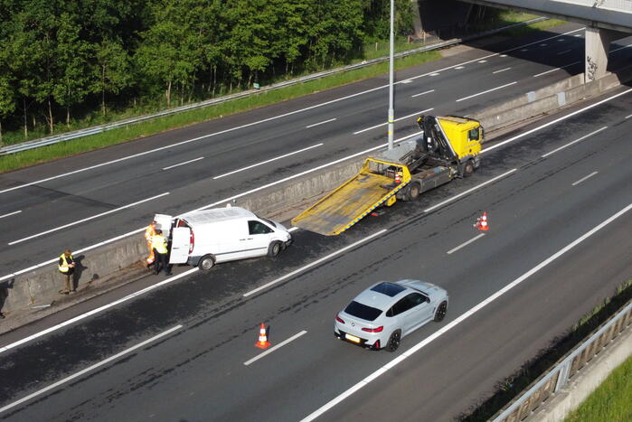 Bestuurder crasht met bestelbus tegen vangrail