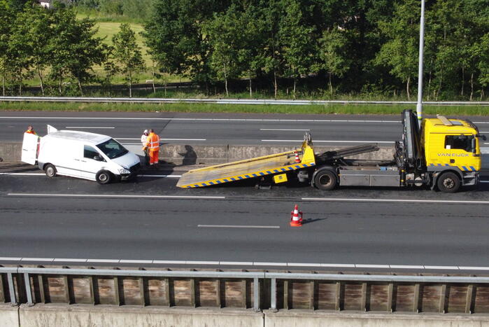 Bestuurder crasht met bestelbus tegen vangrail