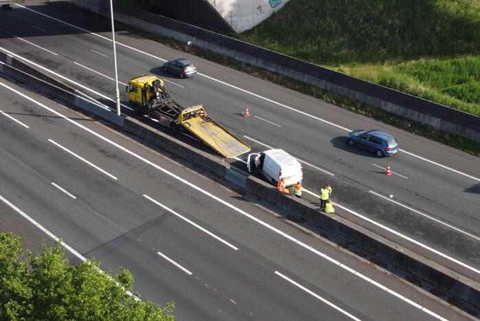 Bestuurder crasht met bestelbus tegen vangrail