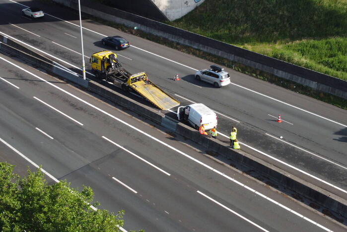 Bestuurder crasht met bestelbus tegen vangrail
