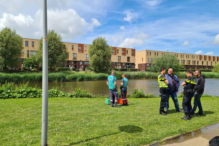Brandweerduikers doorzoeken vijver