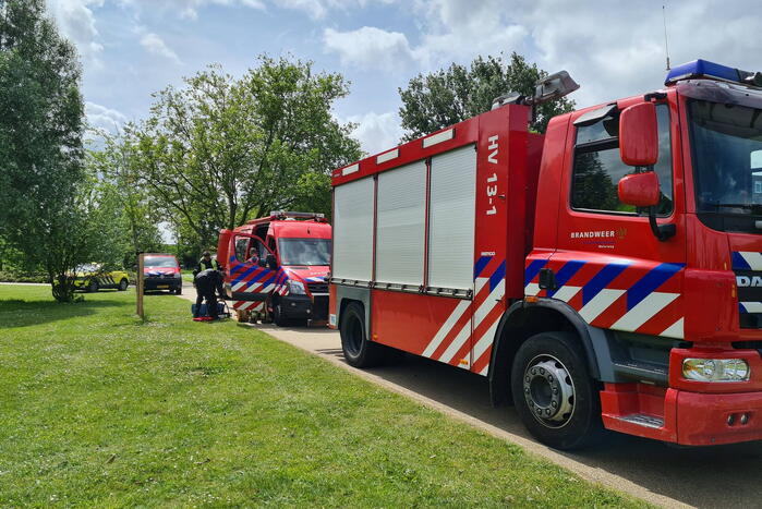 Brandweerduikers doorzoeken vijver