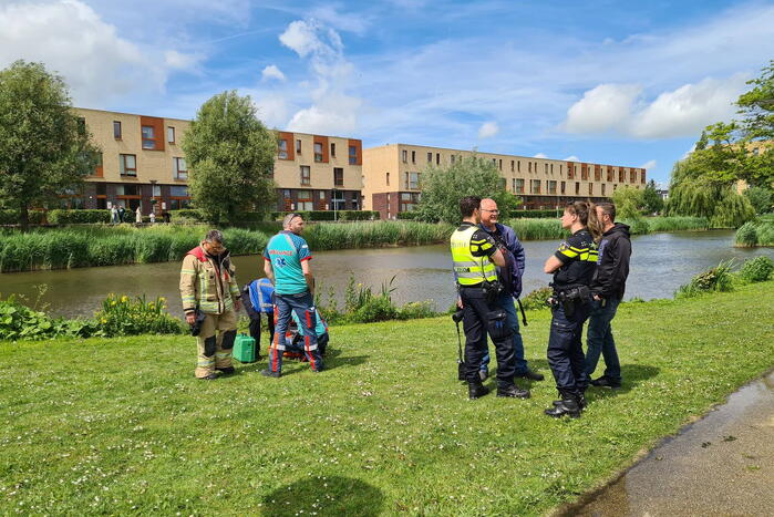 Brandweerduikers doorzoeken vijver