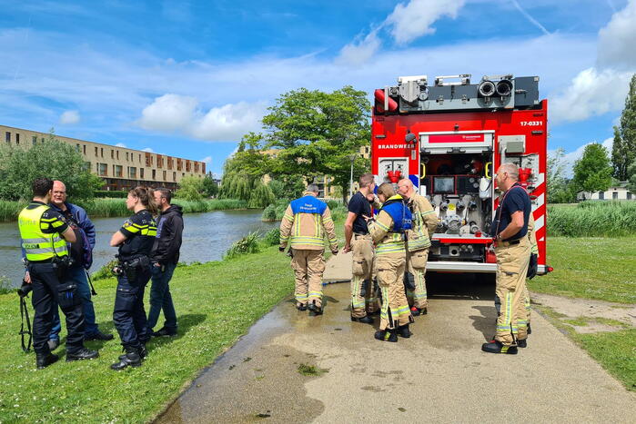 Brandweerduikers doorzoeken vijver