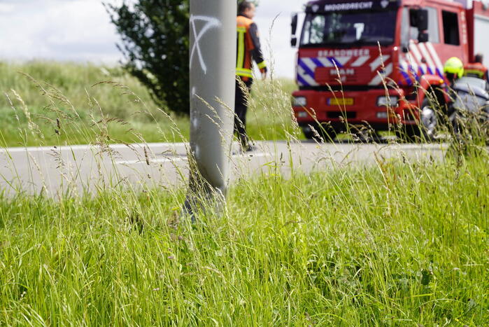 Auto belandt in dichtbegroeide sloot
