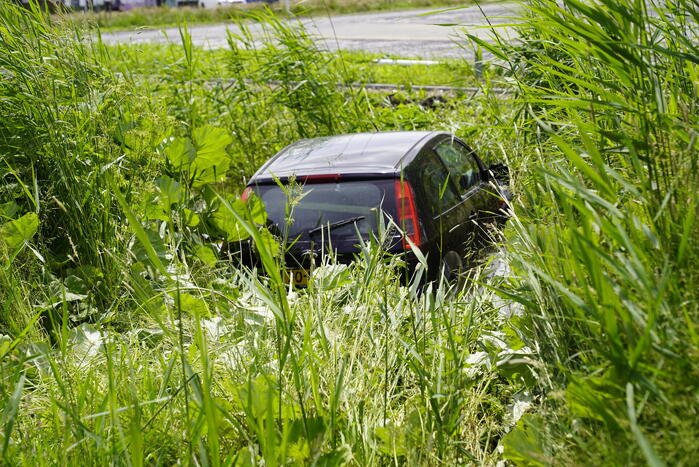 Auto belandt in dichtbegroeide sloot